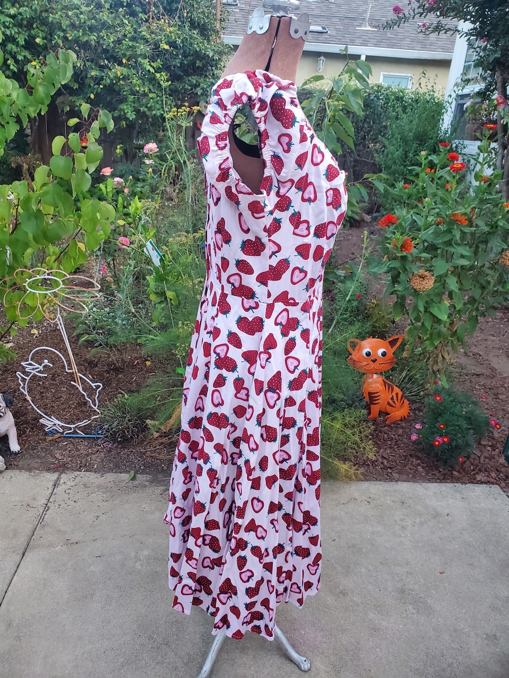 Collectif Strawberry Print Midi Dress Size XL (UK 16) - Picture 6 of 7